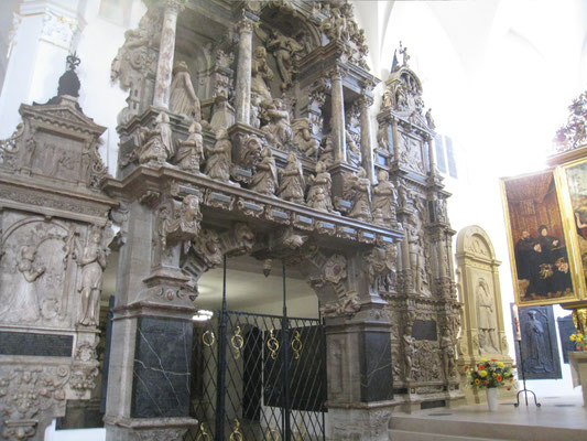 ヘルダー教会。奥のアーチになっているのがクラーナハの墓碑