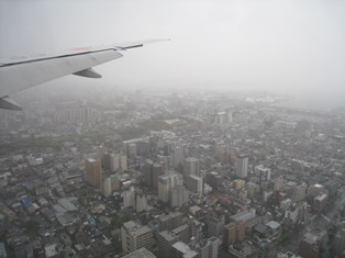 雨にけぶる福岡上空