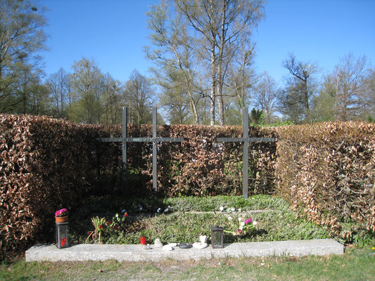 左二つが兄妹の墓。右端は同じメンバーのクリストフ・プローストの墓