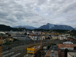ホテルの窓からウンタースベルク山。前方の切り立った山。