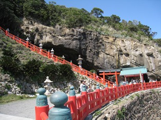 奥の岩窟の中に鵜戸神社がある