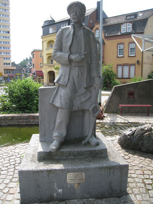 メノウの研磨によって町を復興させた研磨師の像。