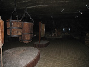 ヴィエリチカ岩塩博物館内部。暗くてよく見えない？