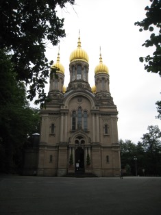 山腹にロシア正教会