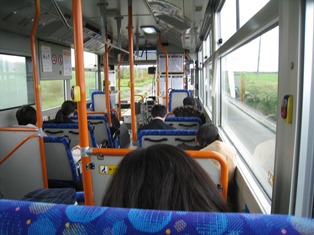 バスの中の通学生