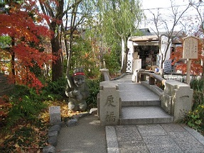 一条戻り橋。清明神社の境内にある旧戻り橋。