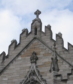 教会の屋根の上の円環付き十字架(聖パトリック教会）