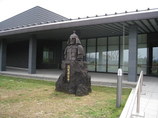 資料館前の磐井像