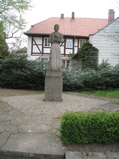 ティルの生家跡に立つ銅像
