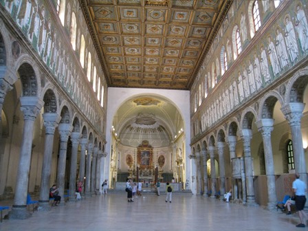 ヌオヴォ聖堂の内部