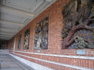 市庁舎入口壁に北欧神話の名場面が木彫りで。