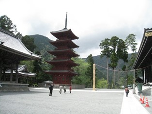 五重塔。久遠寺の仏壇に結びつける5色の糸の柱（見えずらい）