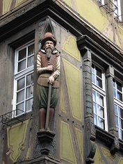 家の角を飾る職人の像
