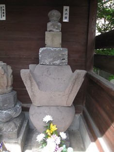 宗岳寺の犬塚