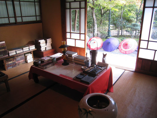 夏目漱石の家。書斎、後ろ姿の猫は置物