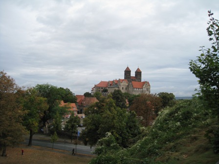 ミュンツェンベルクから見たクヴェードリンブルクの城。
