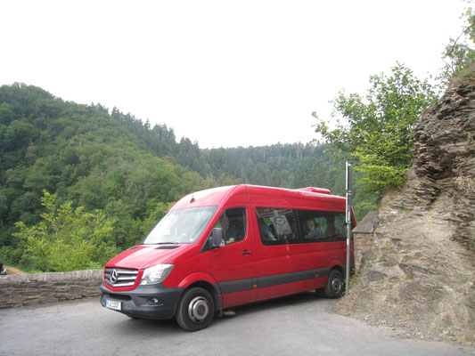 城門前に着くシャトルバス