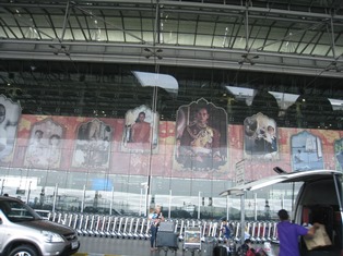 空港玄関に掲げられた王家の写真。正装からリラックスしている写真までさまざま。ピンボケで<(_ _)>