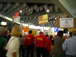 空港内のデモ。