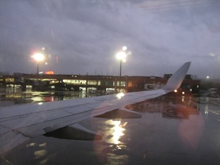 雨の秋田空港。機内から。