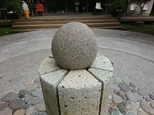 何万年も前に丸く作られた石