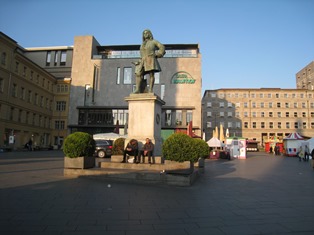 マルクト広場のヘンデル像