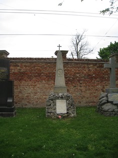 サリエリの墓。近くにはピアノ練習曲で知られたツェルニーの墓があった。