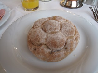 デュッセルドルフのホテルで朝食に出てきたサッカーボールパン！