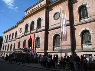 国立美術館。今年はムンク１５０周年。オスロ国立美術館ではムンクの前半生、ムンク美術館では後半生の作品にわけて展示。