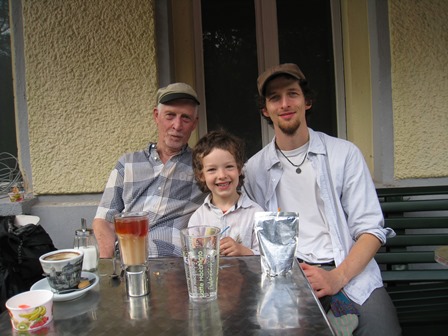 コロナ前のベルリンで。息子のローベルトは知り合ったとき小学生。今は2児の父。