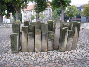 ハルバーシュタットのドーム前にあるユダヤ人記念碑。この町もユダヤ人虐殺の歴史をもつ。