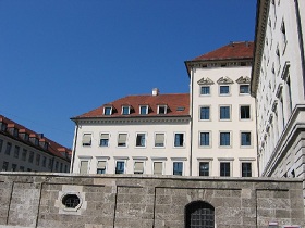 ナチ時代の空軍司令部。今はバイエルン州経済省の建物になっているが、裏にまわると、建物に鉄兜やハーケンクロイツの装飾が見られる。