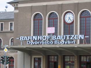 ドイツ語とソルブ語で書かれたバウツェン駅 