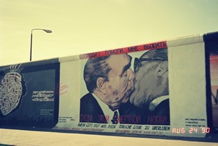 ベルリンの壁で最も有名な絵。ブレジネフとホーネッカーの友愛のキス？