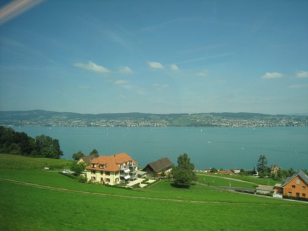 車窓から見るチューリヒ湖。