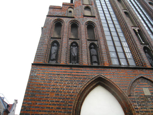 聖カタリーネン教会。エルンスト・バルラッハの彫刻（左側に3像）。