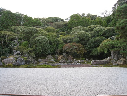 金地院。鶴亀庭園。樹木の手前、右手の鶴と左手の亀が向き合っている石があるのだが、うまく撮れなかった。