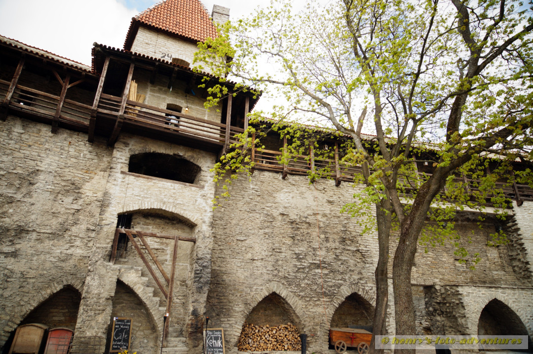 wir machen Rast im Kaffee in der Stadtmauer