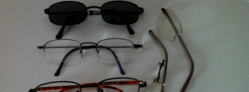 vier Brillen, eine davon ist kaputt