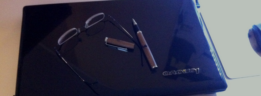 Schreibtisch der Delmenhorster Schriftstellerin Katy Buchholz mit einem zugeklappten Laptop. Darauf liegen eine Brille und ein Stift.