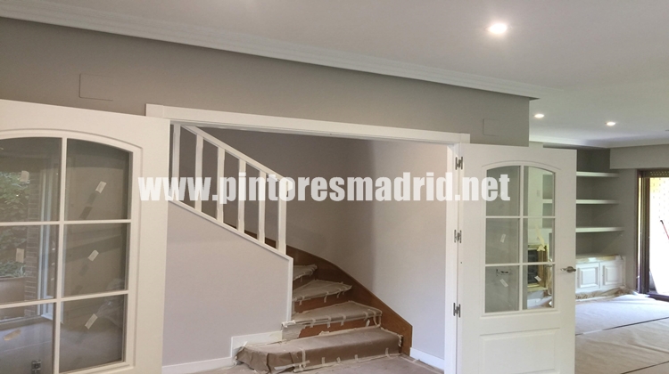  Pintores en Madrid deshaciendo el gotelé y pintando en acabado liso 