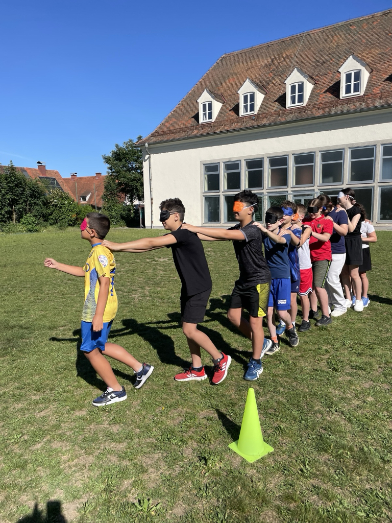 Gemeinsam stark — die 1b im Sportunterricht!