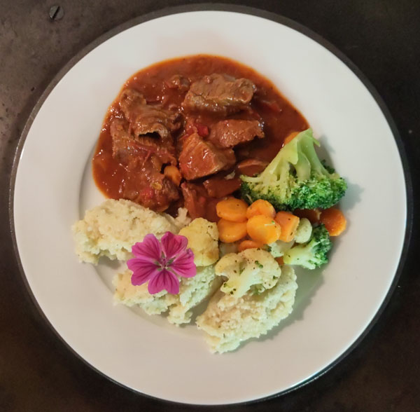 Schmorgerichte aus Grossmutters Zeiten Großmutter Essen Gourmet Kulinarik Atelier Café Atelier-Café Restaurant Daniel Gisler Kunst Maler Künstler Kunstmaler Krinau Wattwil Toggenburg Ostschweiz St. Gallen SG