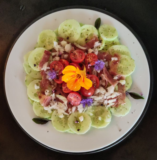 Salatkreation Gourmet Kulinarik Essen Atelier Café Atelier-Café Restaurant Daniel Gisler Kunst Maler Künstler Kunstmaler Krinau Wattwil Toggenburg Ostschweiz St. Gallen SG