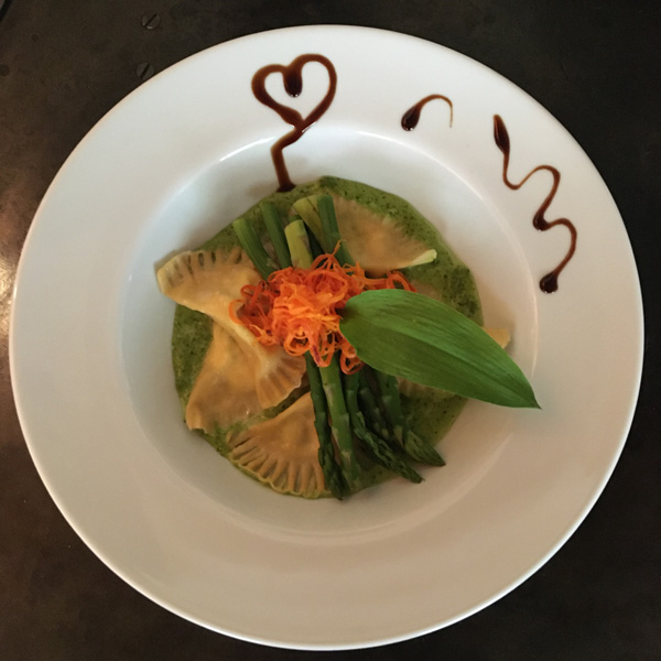 hausgemachte Ravioli Spargeln saisonal Essen Gourmet Kulinarik Atelier Café Atelier-Café Restaurant Daniel Gisler Kunst Maler Künstler Kunstmaler Krinau Wattwil Toggenburg Ostschweiz St. Gallen SG