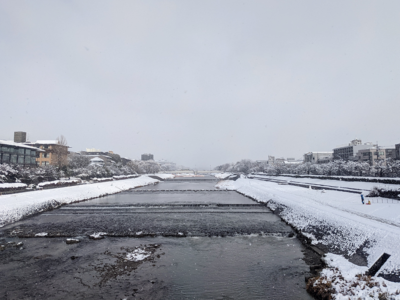 鴨川、二条大橋からの雪景色