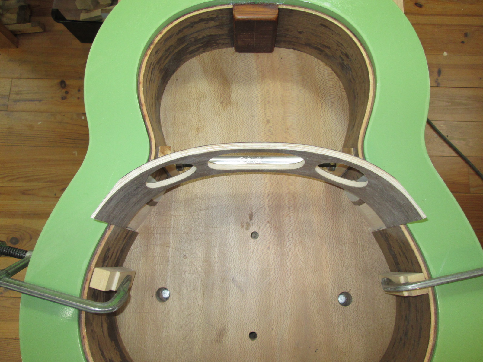 Vue sur l'étape d'intégration ultra précise du diaphragme lors de la fabrication du corps de la guitare "La Lenvers" 