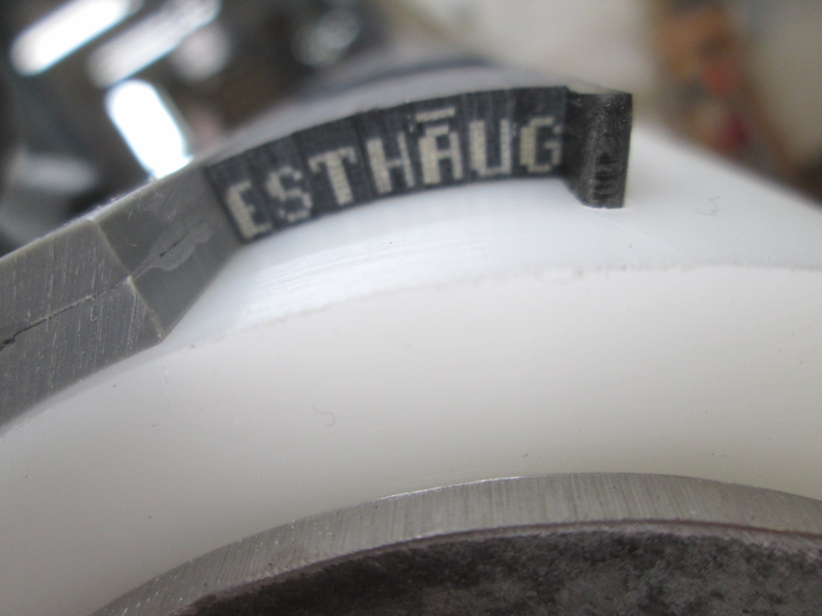 Préparation sur banc de collage d'un motif désignatif pour la rosace, ici c'est ESTHAUG (Esthétique Augmentée)