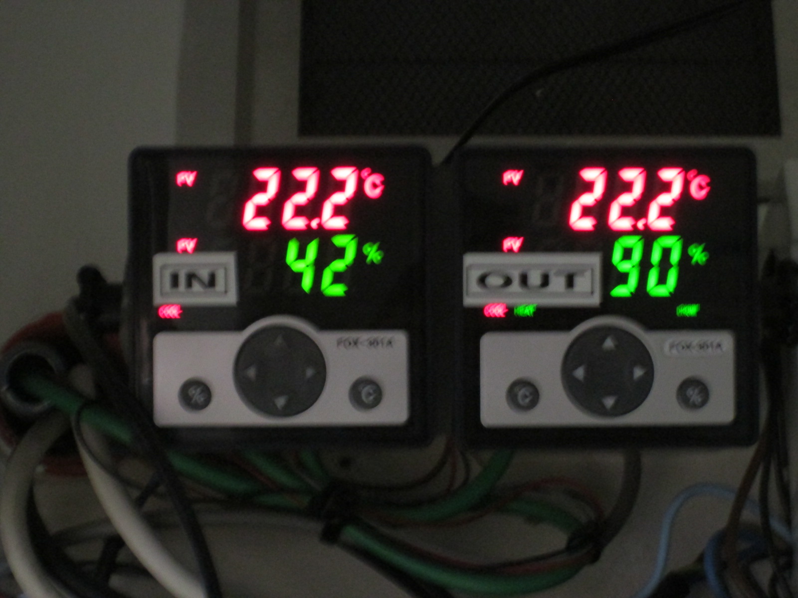 View of two controllers for controlling the air treatment functions in the lutherie workshop. It's perfect!