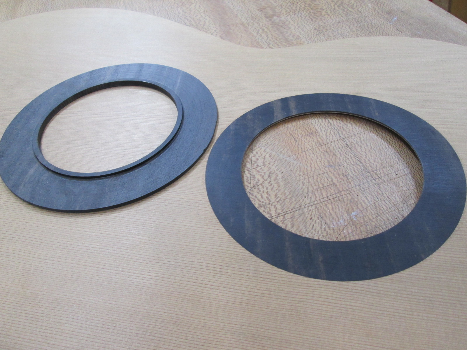 View of the rosette of the Lenvers and its all-ebony rosette reinforcement before integration-gluing.